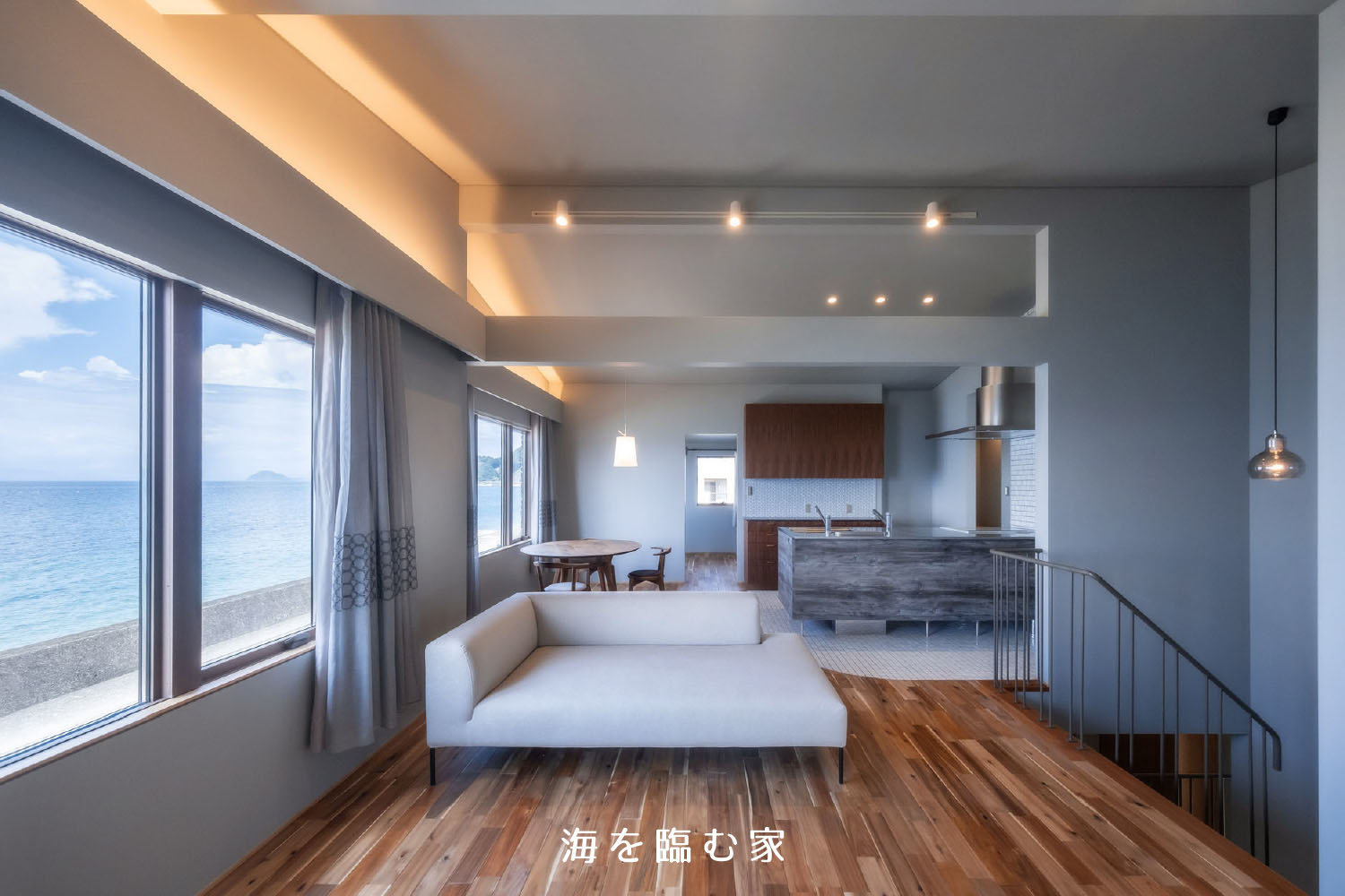 海を臨む家