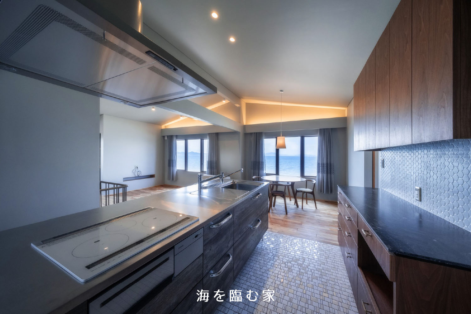 海を臨む家