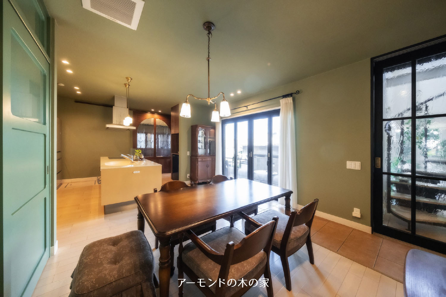 アーモンドの木の家